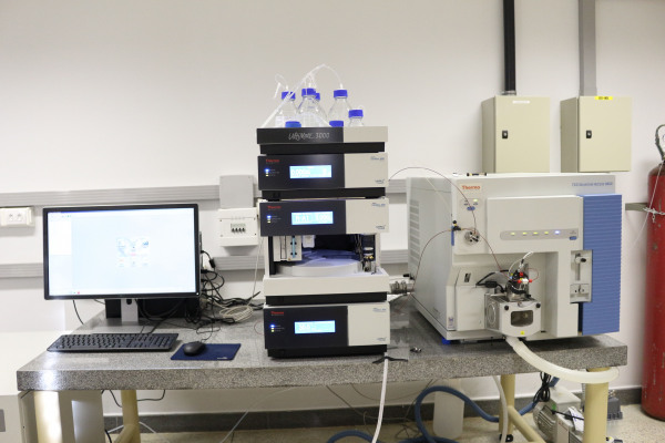 Sistema de Cromatografia Líquida Acoplada a Espectrometria de Massas (UHPLC- MS_MS Triploquadrupolo)